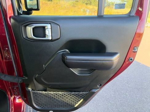 Used 2021 Jeep Gladiator Rubicon AWD/4WD image 17