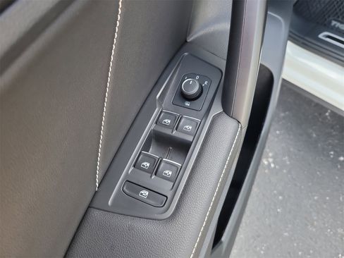 Used 2022 Volkswagen Tiguan SE R-Line image 18