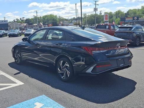 Used 2025 Hyundai Elantra SEL FWD image 4