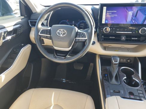 Used 2023 Toyota Highlander Limited image 13