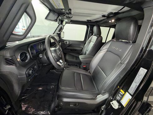 Used 2024 Jeep Wrangler Unlimited Sahara w/ Technology Group AWD/4WD image 13