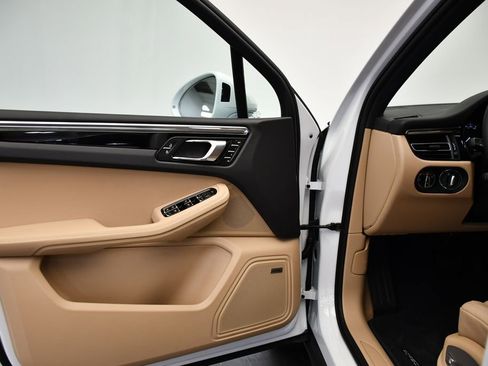 Certified 2025 Porsche Macan Turbo image 34