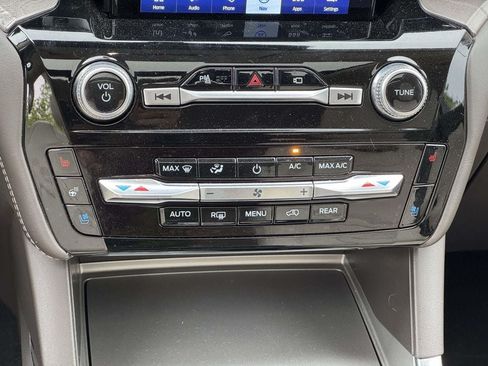Used 2023 Ford Explorer Platinum w/ Technology Package AWD/4WD image 5