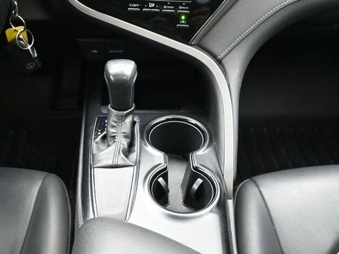 Used 2020 Toyota Camry SE FWD image 23