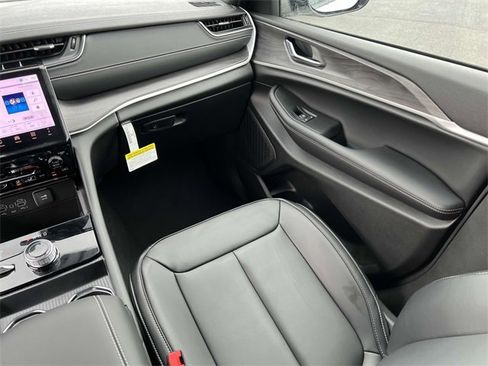 Certified 2025 Jeep Grand Cherokee Limited w/ Black Appearance Package image 30