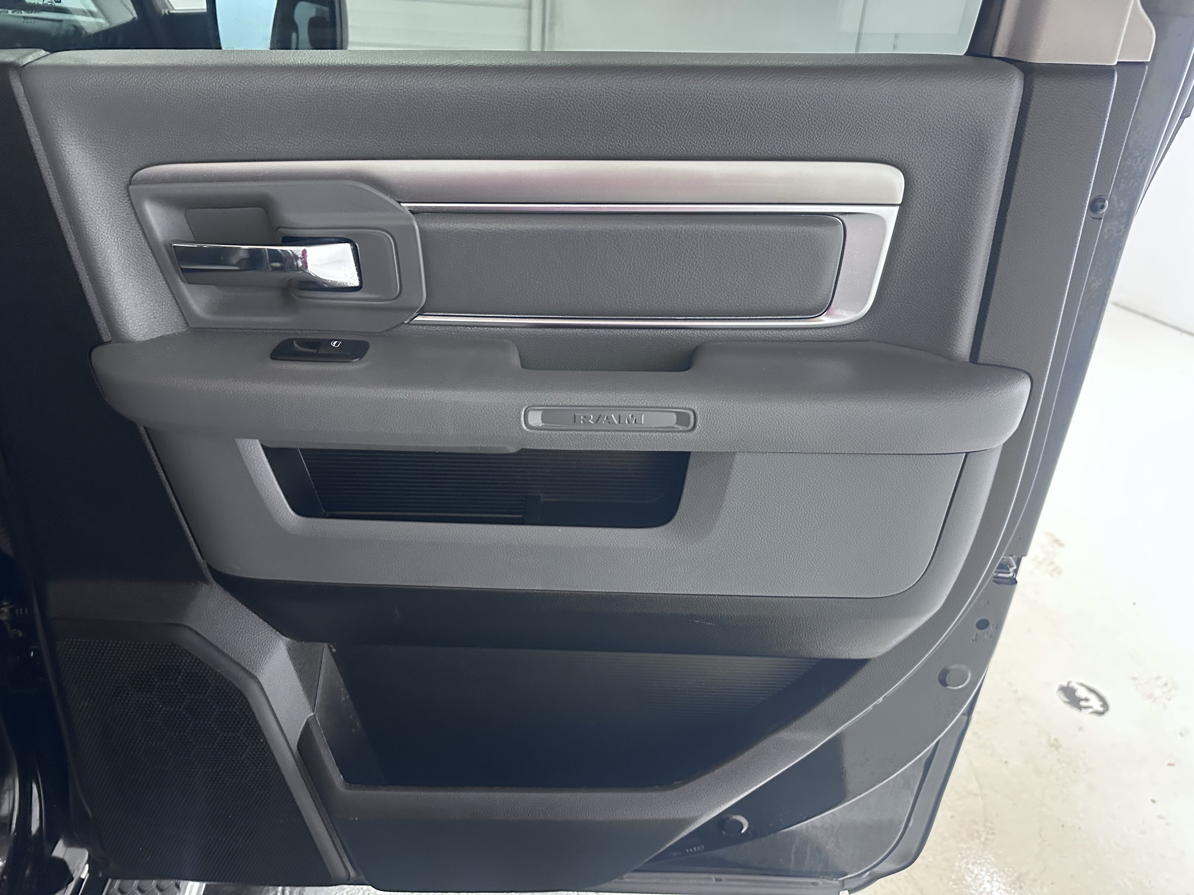 Used 2019 RAM 1500 Classic SLT w/ Luxury Group AWD/4WD image 31