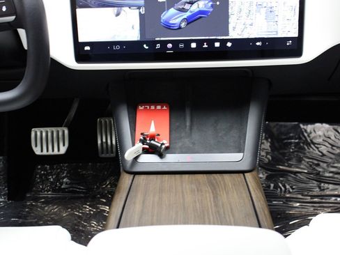 Used 2022 Tesla Model S AWD image 32