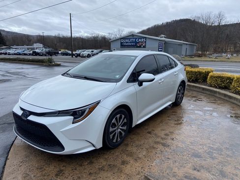 Used 2022 Toyota Corolla LE image 3