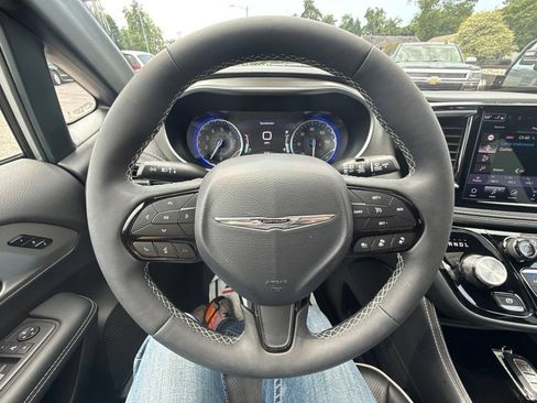 Used 2024 Chrysler Pacifica Limited w/ S Appearance Package FWD image 21