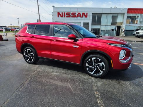 Used 2025 Mitsubishi Outlander SE image 1