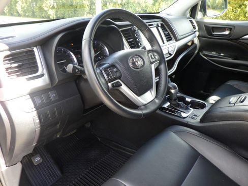 Used 2019 Toyota Highlander XLE image 11
