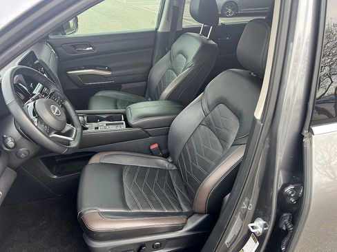 Certified 2024 Nissan Pathfinder Platinum w/ Black Appearance Package image 14