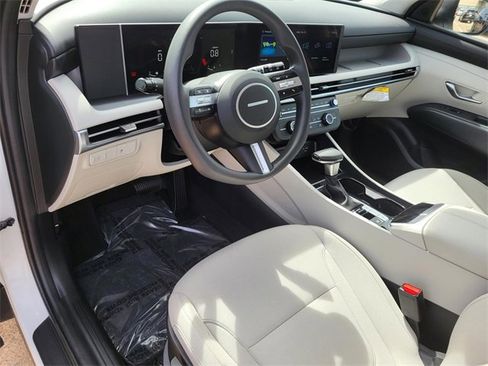 Certified 2025 Hyundai Tucson SE image 17