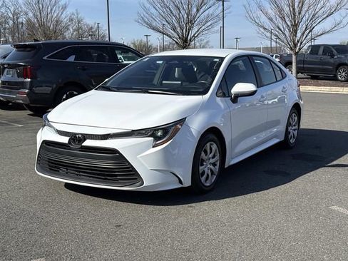 Used 2025 Toyota Corolla LE image 5