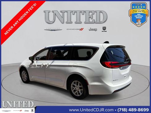 Used 2024 Chrysler Pacifica Touring-L FWD image 4
