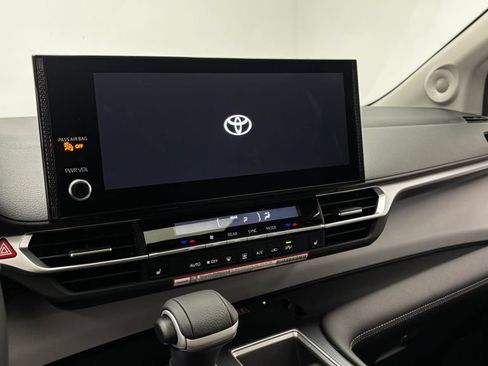 Used 2026 Toyota Sienna XLE FWD image 22