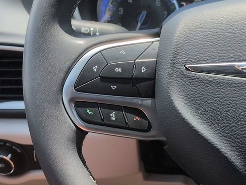 Used 2023 Chrysler Pacifica Touring-L FWD image 17
