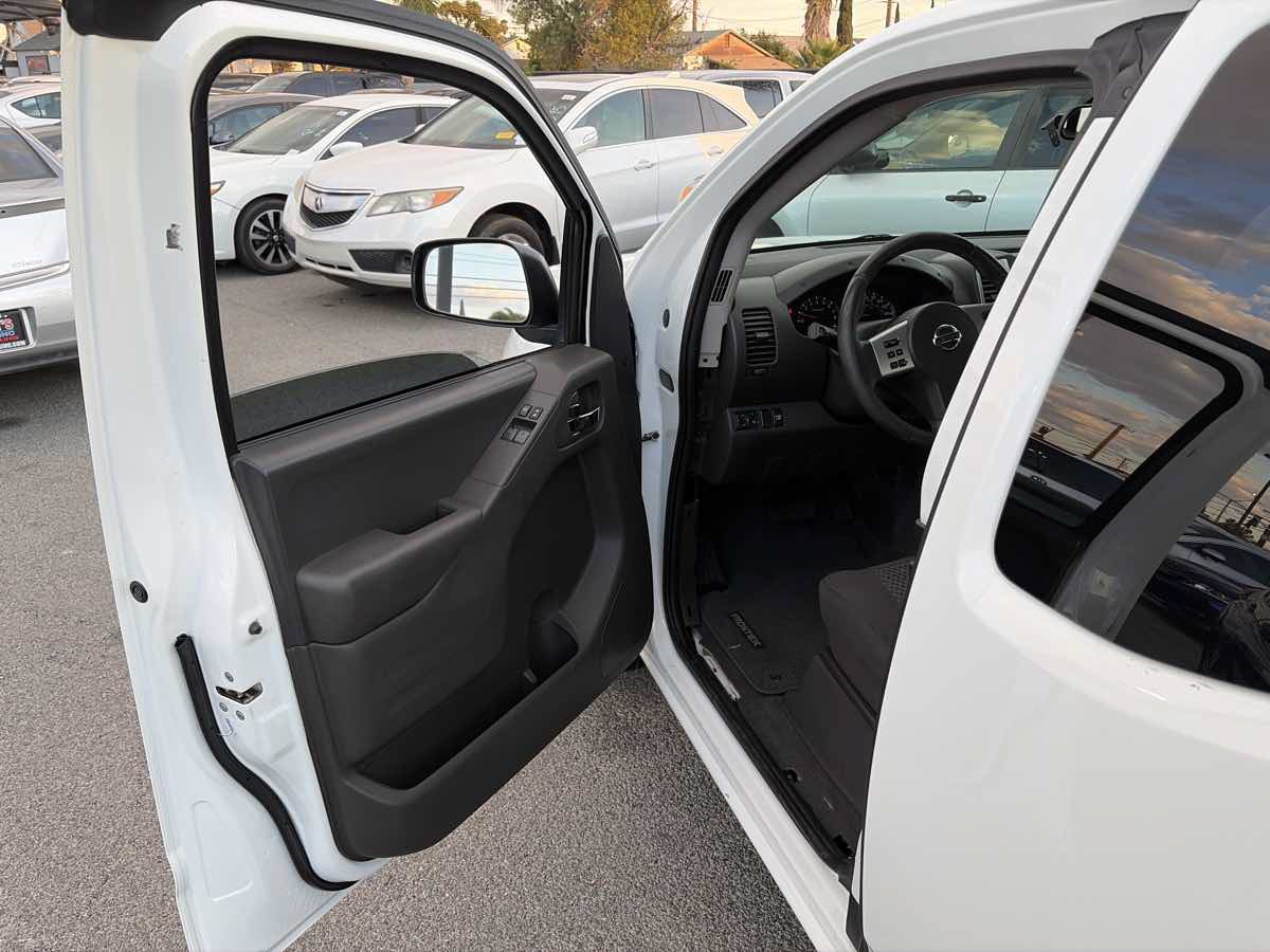 Used 2019 Nissan Frontier SV RWD image 6