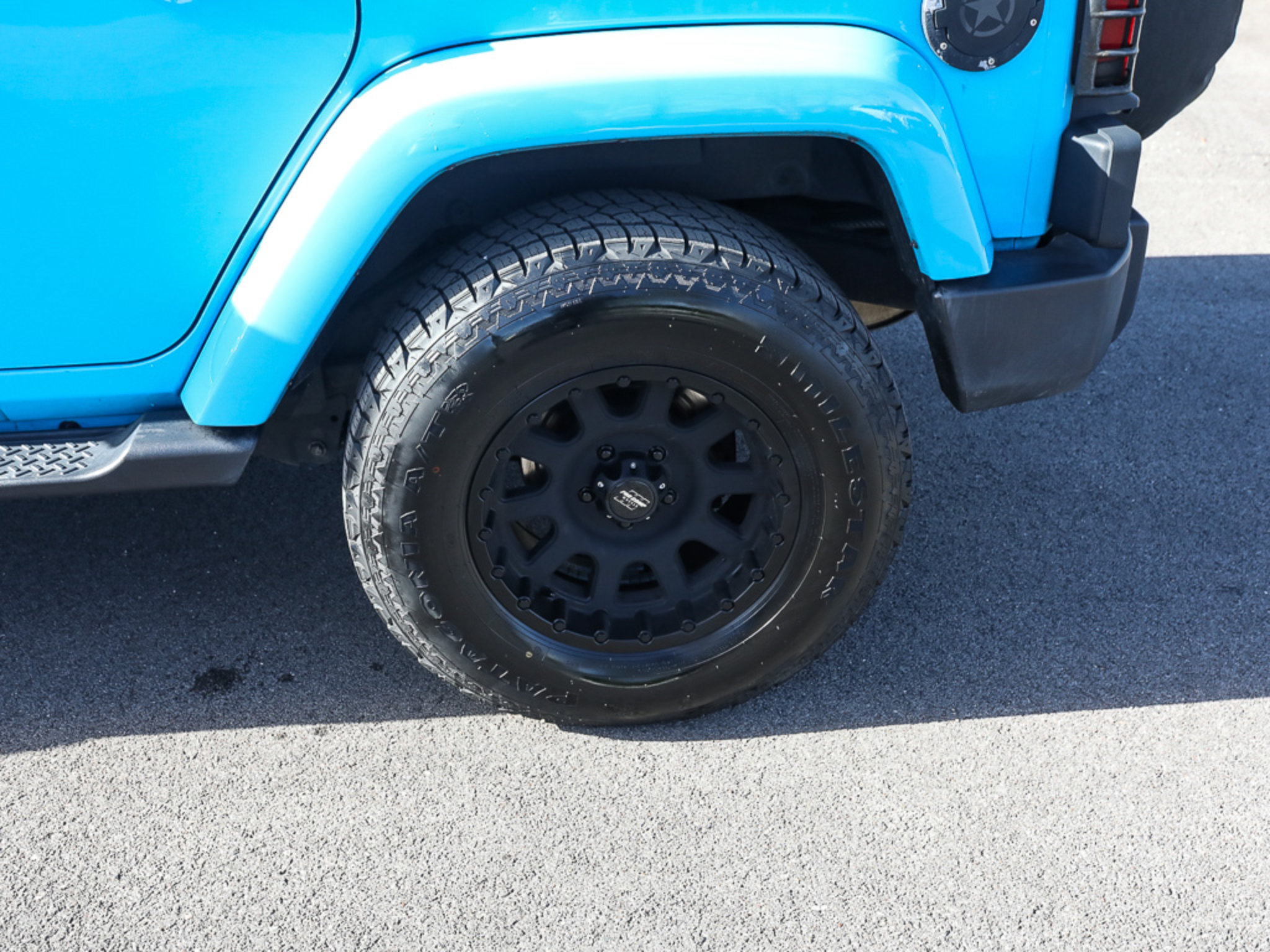Used 2017 Jeep Wrangler Unlimited Sahara AWD/4WD image 3