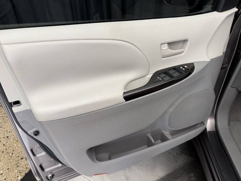 Used 2011 Toyota Sienna LE FWD image 17