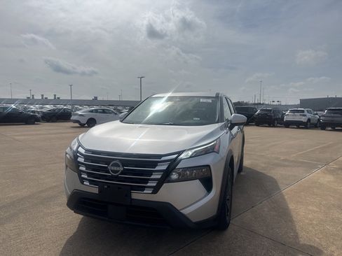 Certified 2025 Nissan Rogue SV image 5