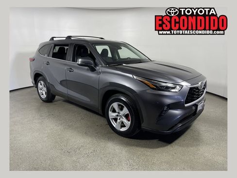 Used 2022 Toyota Highlander LE FWD image 1