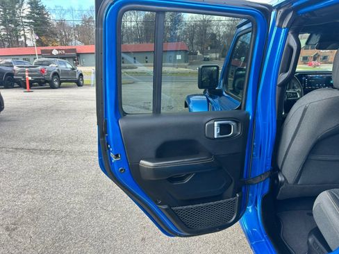 Used 2024 Jeep Wrangler Sahara image 19