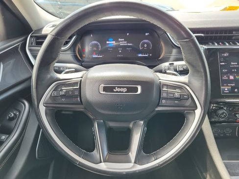 Used 2022 Jeep Grand Cherokee Laredo w/ Luxury Tech Group I AWD/4WD image 32