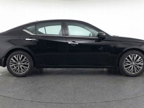 Used 2025 Nissan Altima 2.5 SV FWD image 11