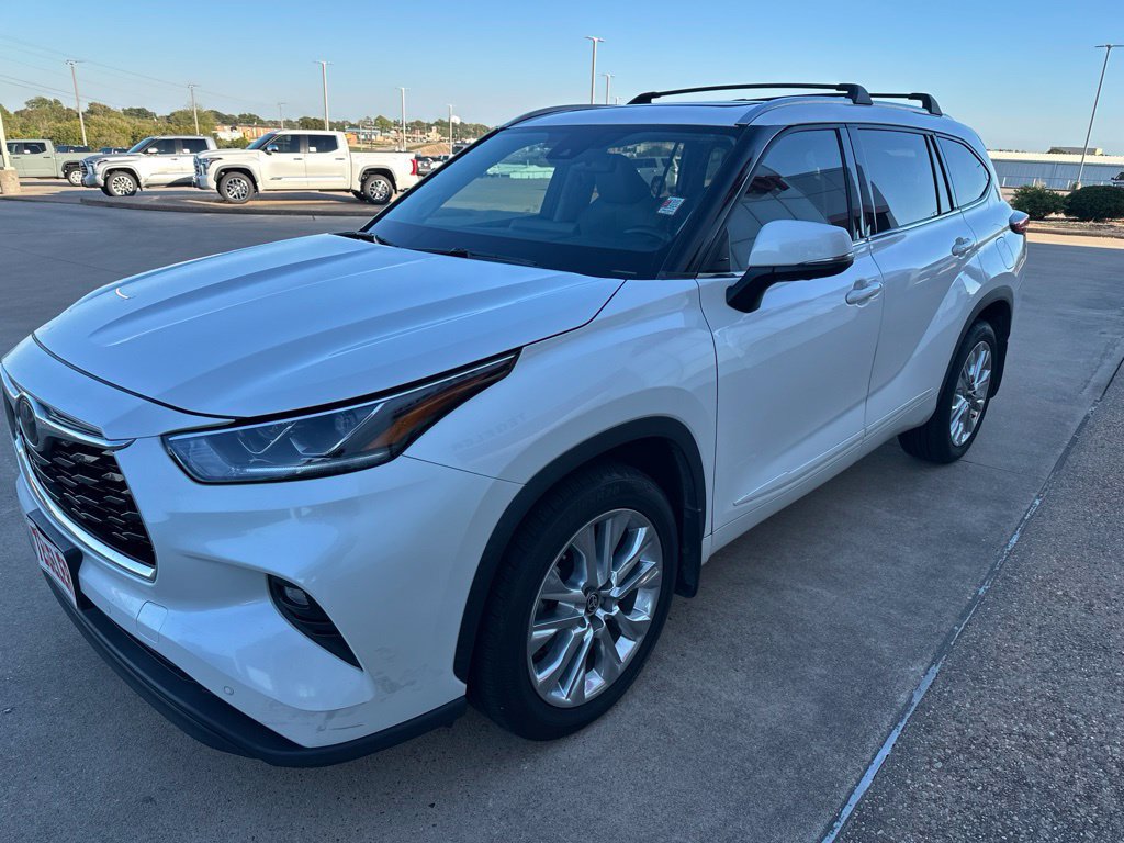 Used 2020 Toyota Highlander Limited FWD image 3