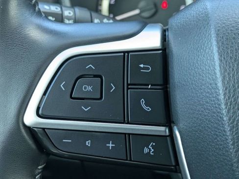 Used 2025 Toyota Highlander LE FWD image 23