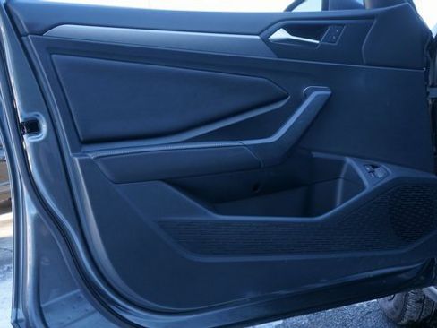 Certified 2023 Volkswagen Jetta SE w/ Panoramic Sunroof Package image 32