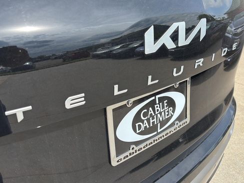 Used 2025 Kia Telluride EX w/ EX Captain's Chair Package FWD image 22