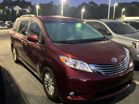 Used 2017 Toyota Sienna XLE w/ XLE Navigation Package image 5