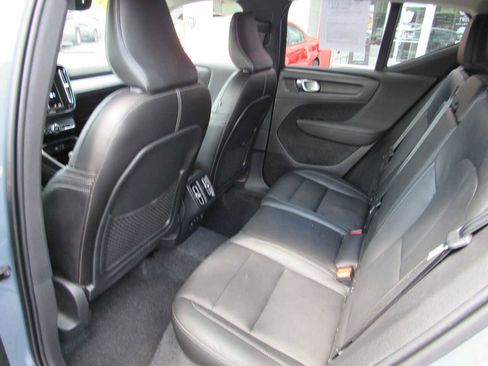 Used 2021 Volvo XC40 T5 Momentum image 12