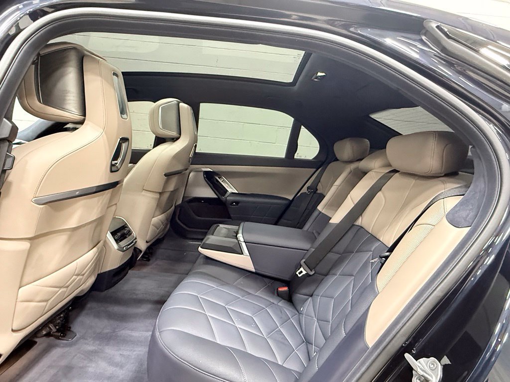 Used 2025 BMW 760i xDrive AWD/4WD image 45