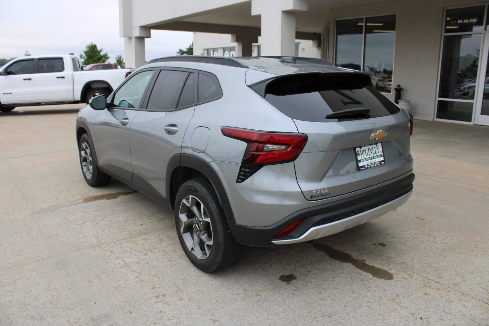 Used 2025 Chevrolet Trax LT FWD image 9