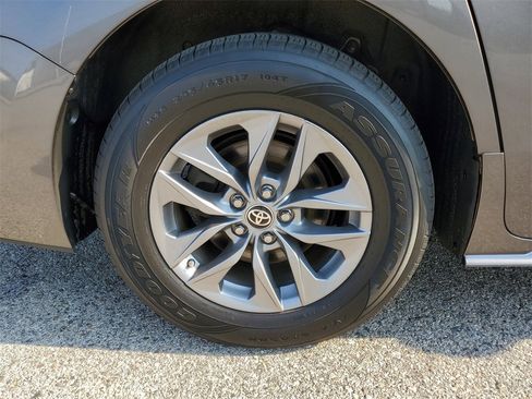 Used 2022 Toyota Sienna XLE image 5