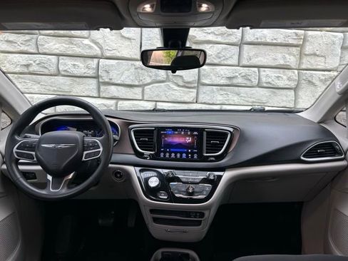 Certified 2017 Chrysler Pacifica Touring FWD image 10