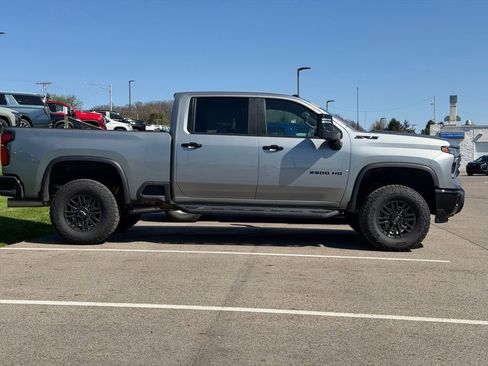 Used 2024 Chevrolet Silverado 2500 ZR2 w/ Technology Package image 6