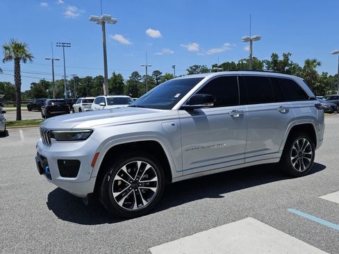 Used 2023 Jeep Grand Cherokee Overland AWD/4WD image 2