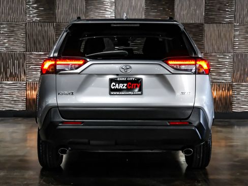 Used 2020 Toyota RAV4 XLE w/ Convenience Package FWD image 11