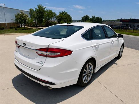 Used 2017 Ford Fusion SE w/ Equipment Group 602A FWD image 7