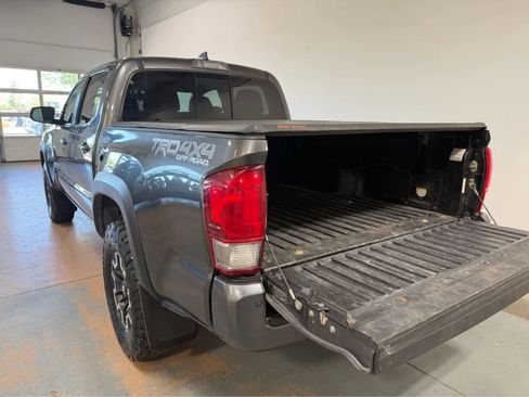 Used 2017 Toyota Tacoma TRD Off-Road AWD/4WD image 4