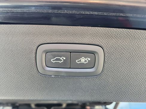 Used 2017 Volvo XC90 T5 Momentum w/ Vision Package image 16