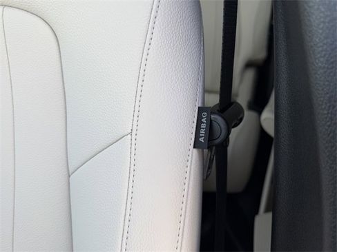 Used 2025 Mercedes-Benz GLB 250 4MATIC image 11