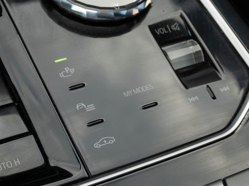 Certified 2023 BMW 740i image 30