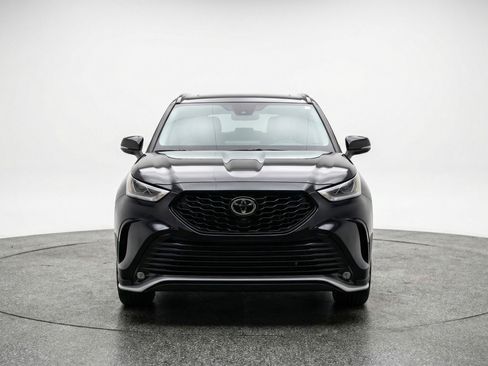 Used 2025 Toyota Highlander XSE AWD/4WD image 2