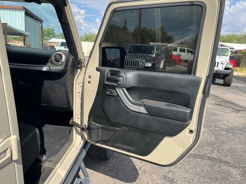 Used 2017 Jeep Wrangler Unlimited Rubicon w/ Connectivity Group AWD/4WD image 18