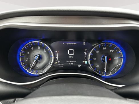 Used 2024 Chrysler Pacifica Touring-L FWD image 13